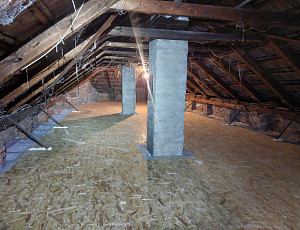 Zateplení stropu zděného rodinného domu pomocí foukané izolace